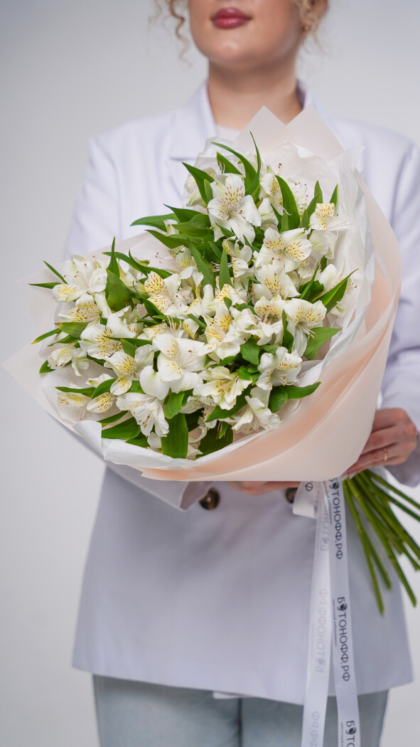 11 белых альстромерий в оформлении №90