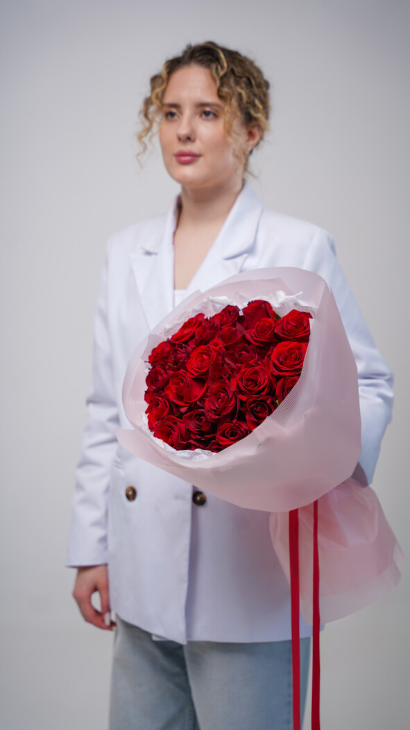 25 красных роз в оформлении №31