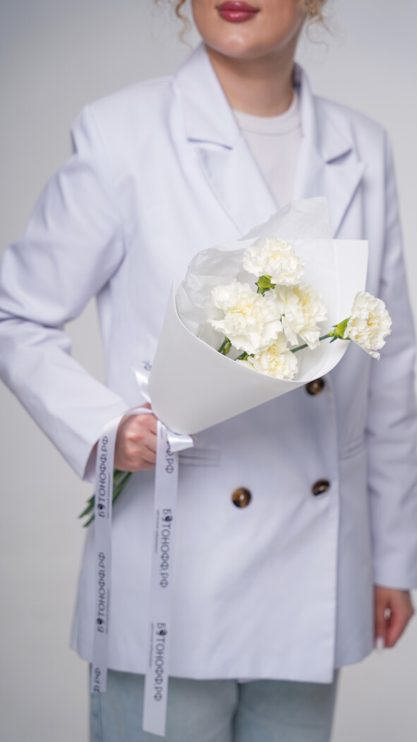 5 белых диантусов в оформлении №100