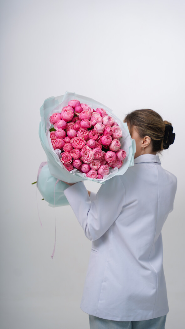 15 розовых кустовых роз в оформлении №28