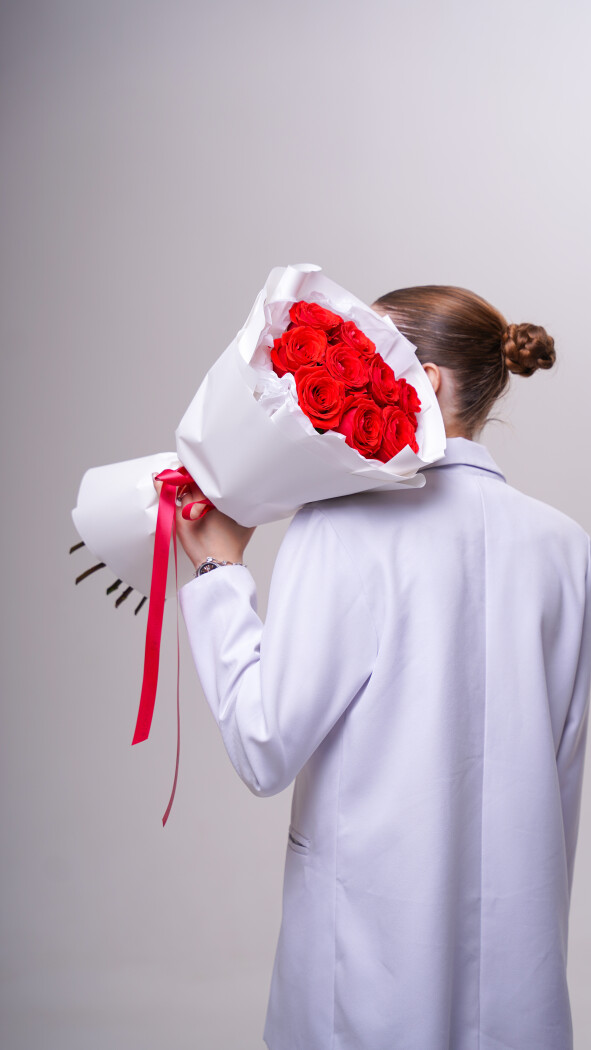 9 алых роз в оформлении №273