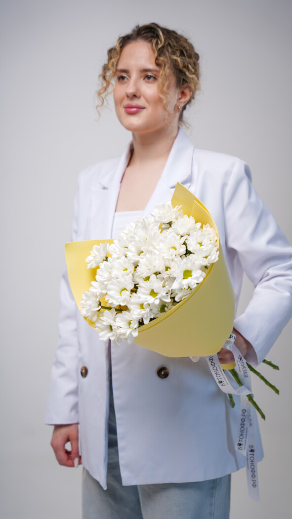 5 белых ромашковых хризантем в оформлении №76