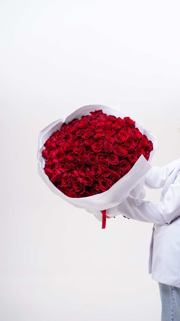 101 красная роза в оформлении №45