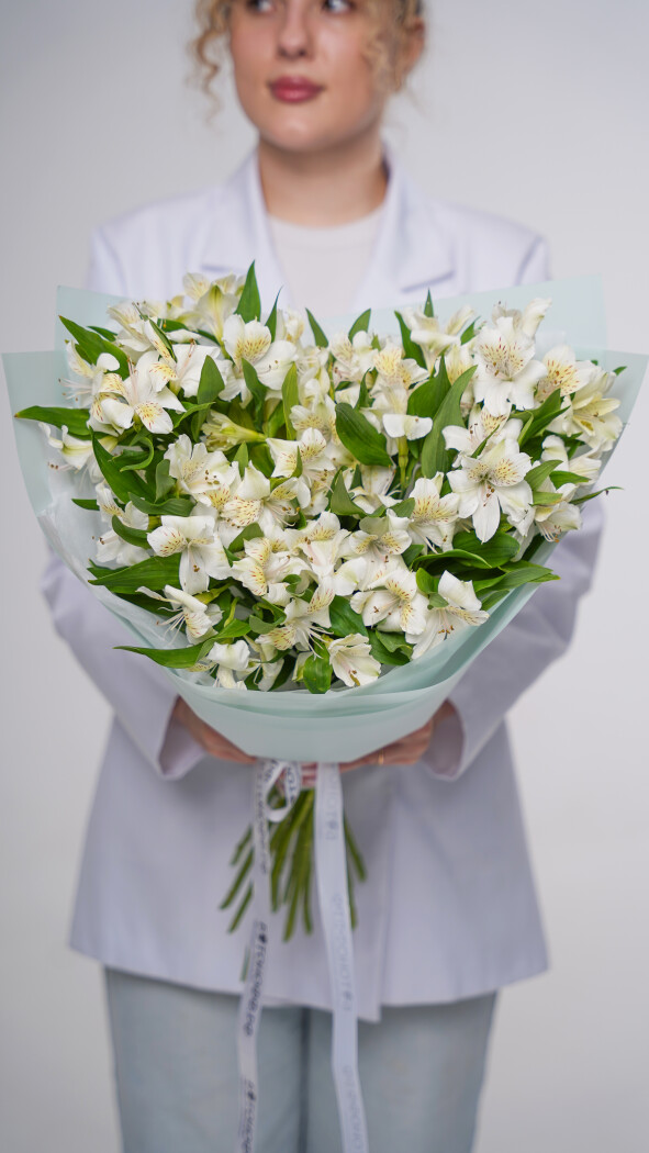 15 белых альстромерий в оформлении №91