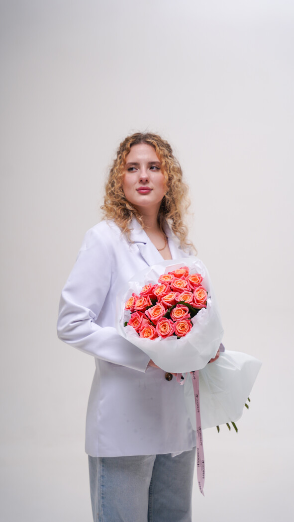 17 коралловых роз в оформлении №236