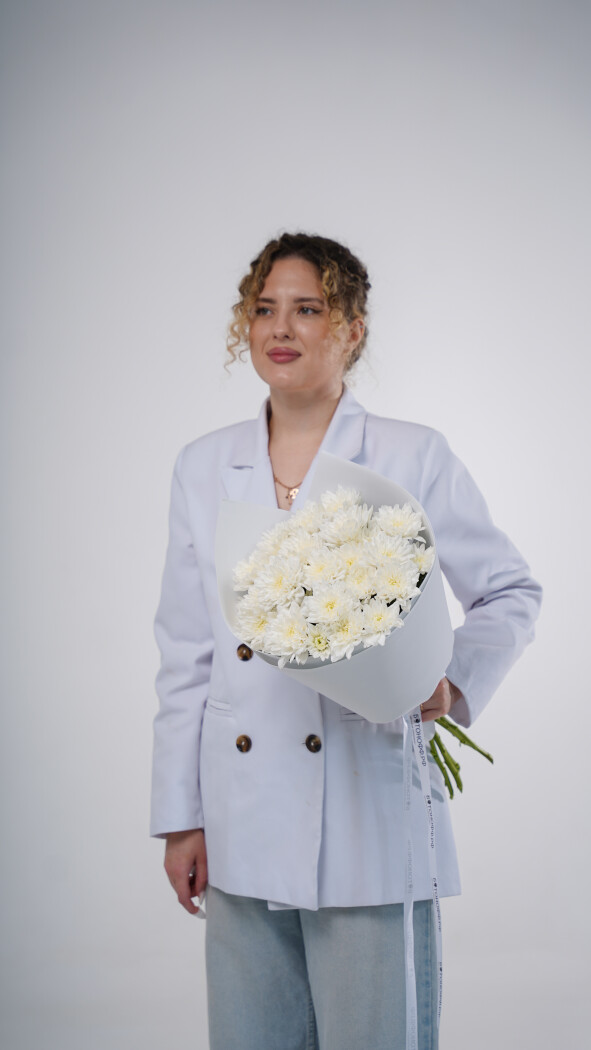 5 белых хризантем в оформлении №70