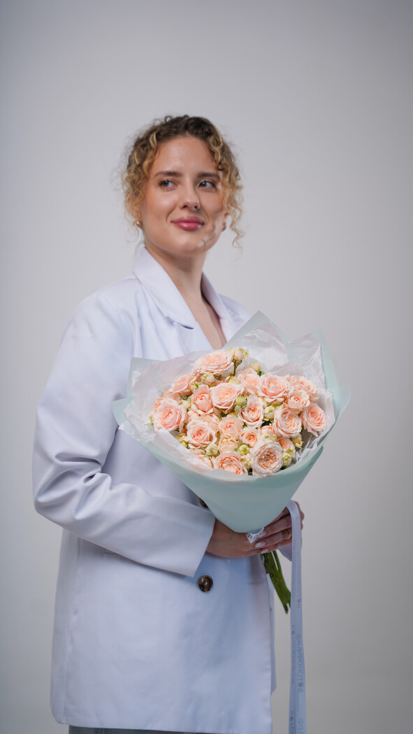 5 персиковых кустовых роз в оформлении №13