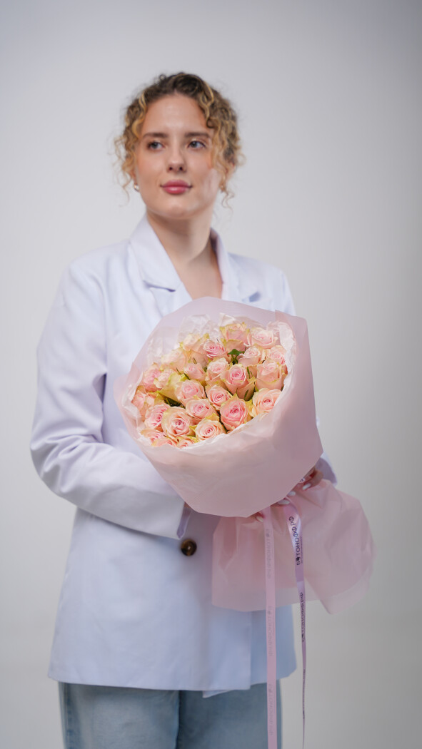 25 нежно-розовых роз в оформлении №37