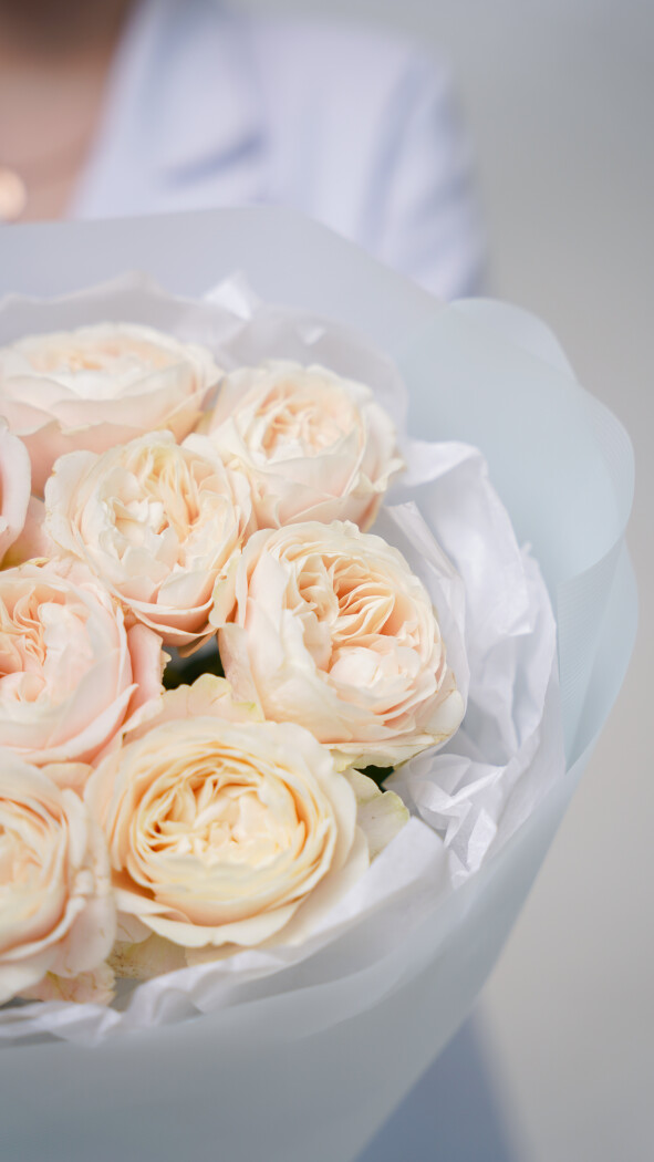 9 бледно-розовых пионовидных роз в оформлении №8