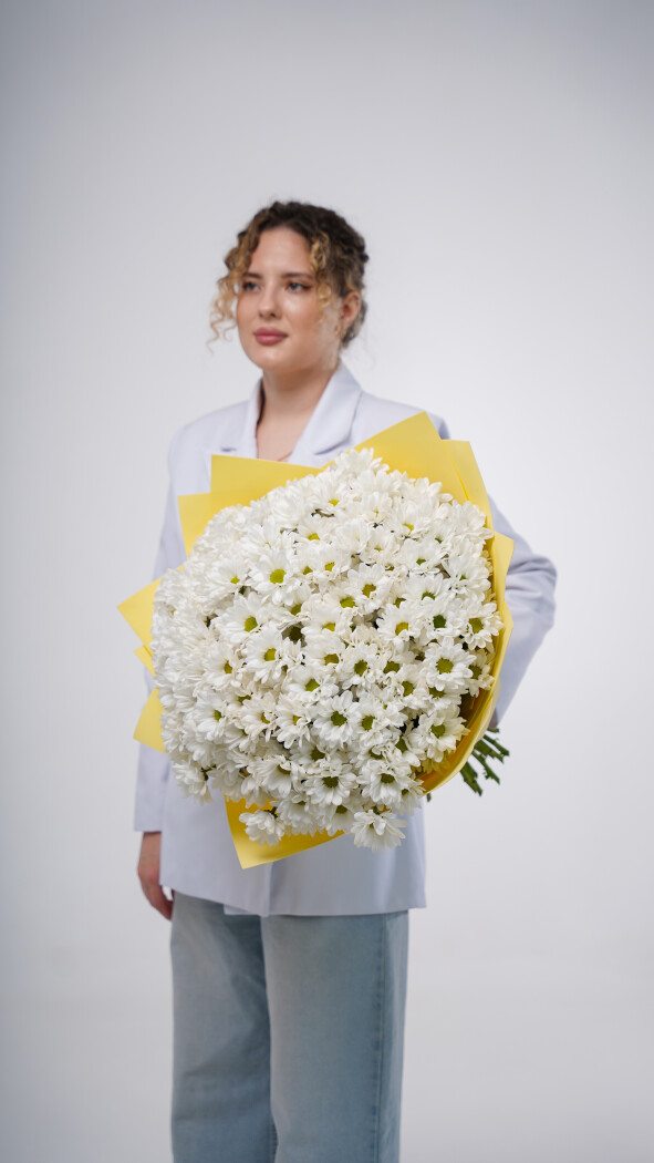 25 белых ромашковых хризантем в оформлении №80