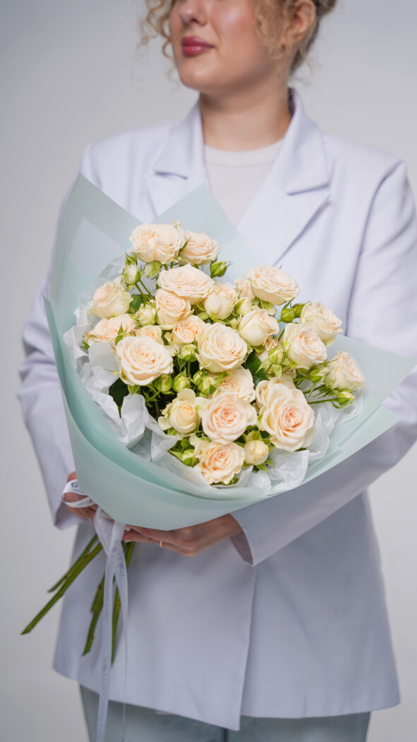 5 светло-розовых кустовых роз в оформлении №19