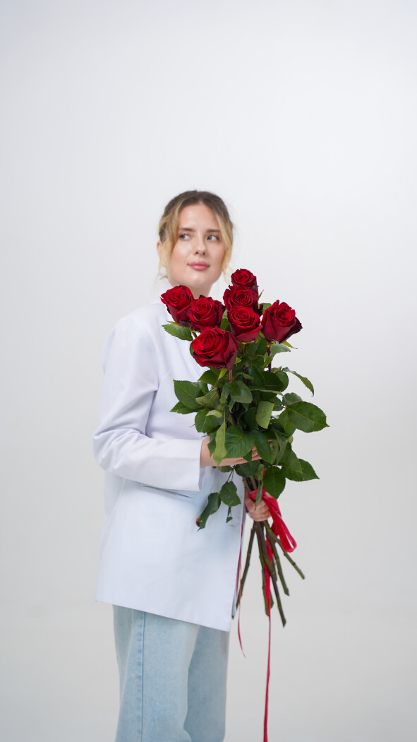 7 красных метровых роз под ленту №46