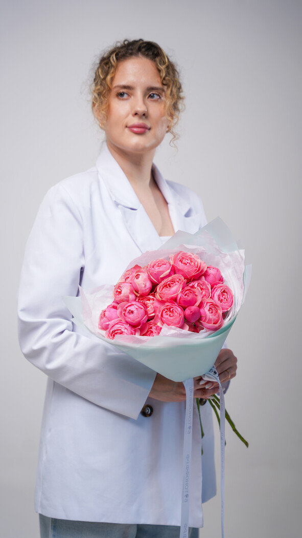 5 розовых кустовых роз в оформлении №25