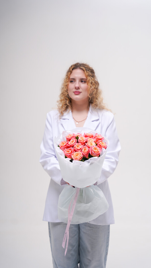 15 коралловых роз в оформлении №235