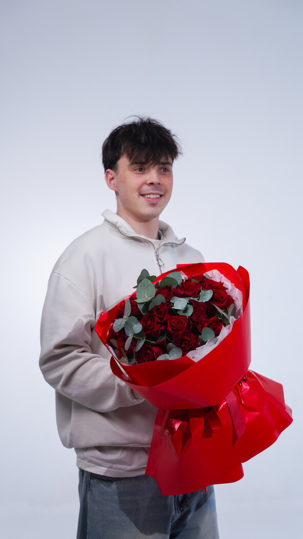 19 красных роз в оформлении №352