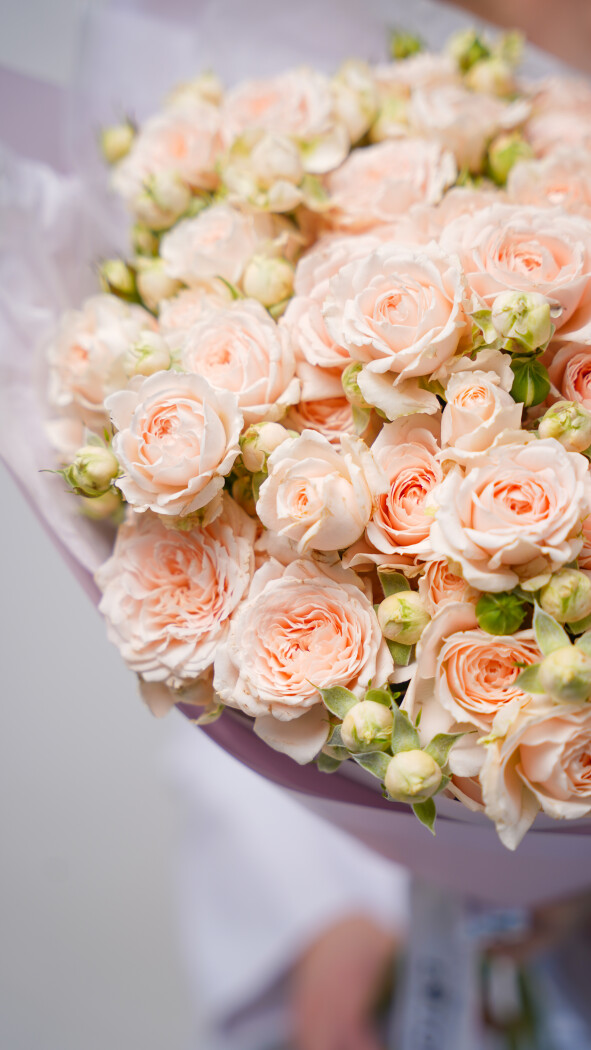 11 персиковых кустовых роз в оформлении №15