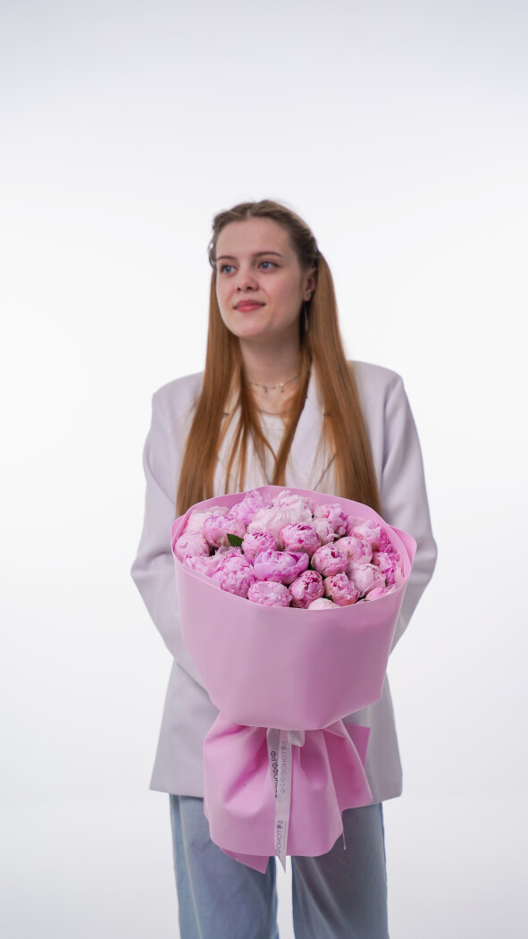 25 розовых пионов в оформлении №141