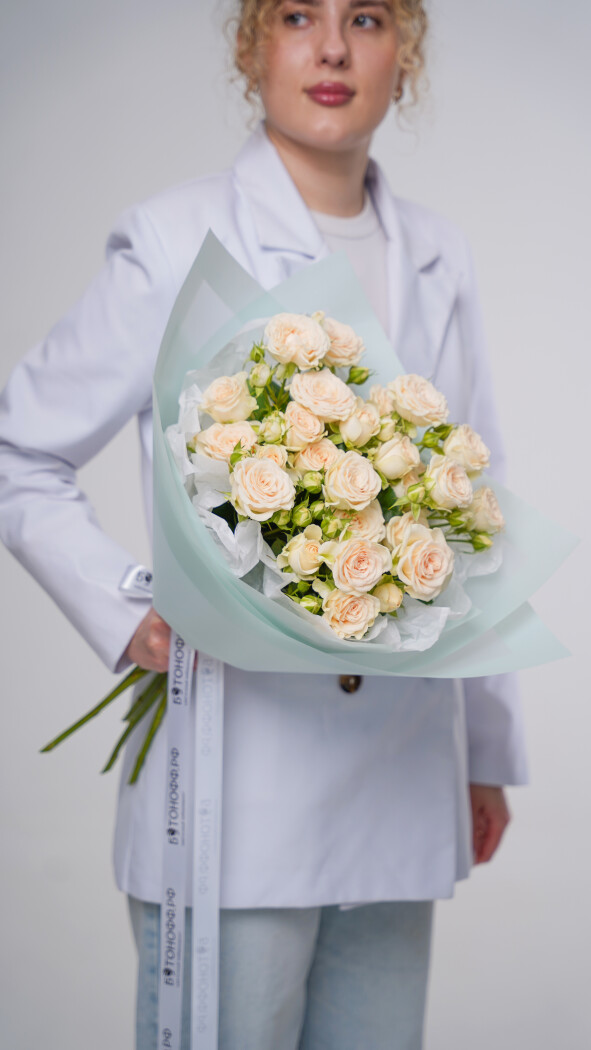 5 светло-розовых кустовых роз в оформлении №19