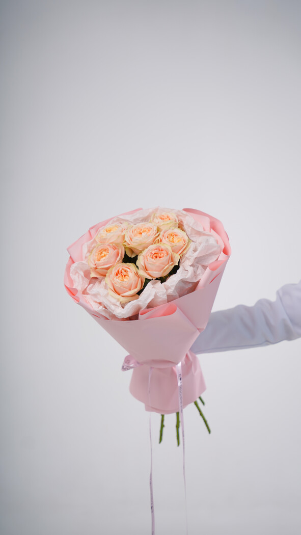 7 кремовых пионовидных роз в оформлении №1