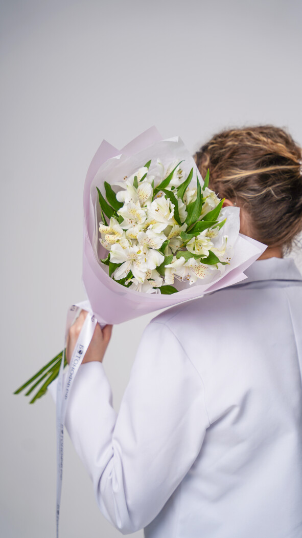 5 белых альстромерий в оформлении №88