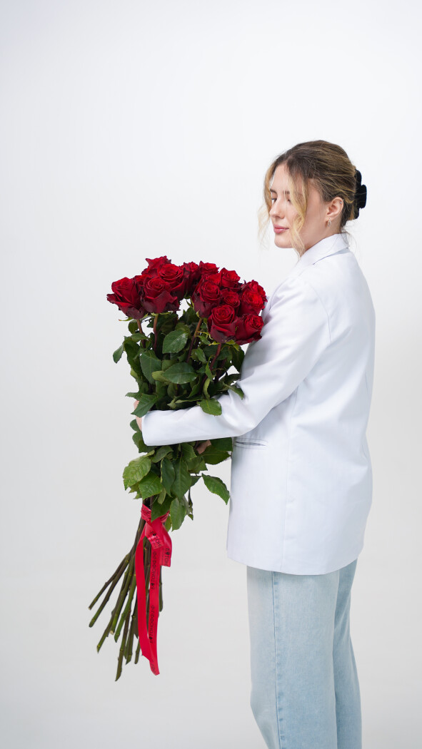 15 красных метровых роз под ленту №48