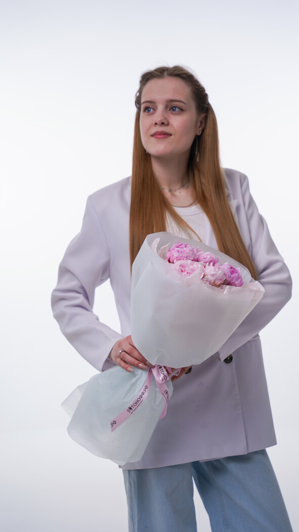 5 розовых пионов в оформлении №139