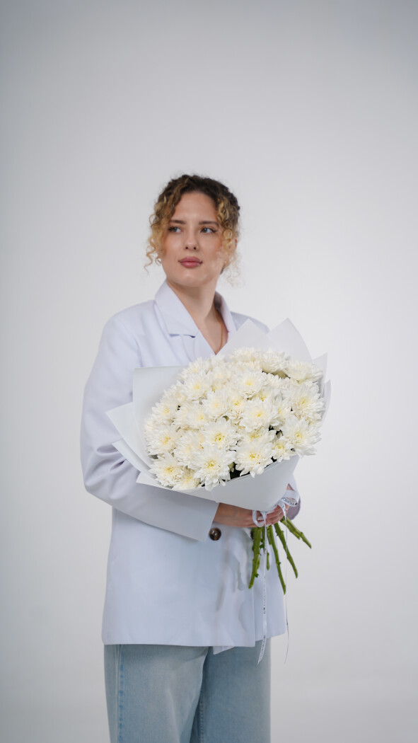 9 белых хризантем в оформлении №71