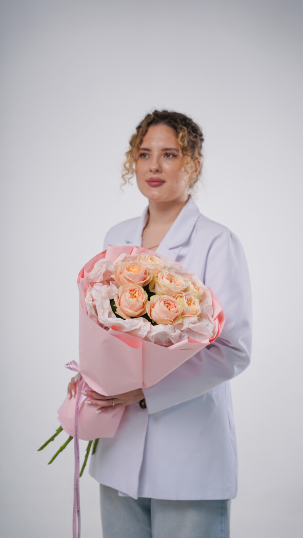 7 кремовых пионовидных роз в оформлении №1