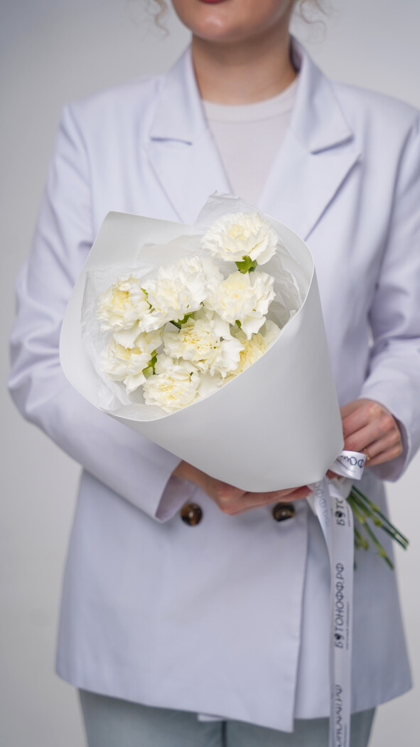 9 белых диантусов в оформлении №101