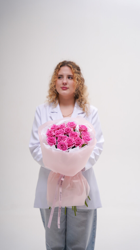 15 розовых роз в оформлении №232