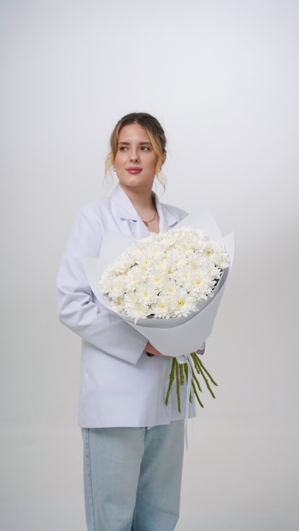 11 белых хризантем в оформлении №72
