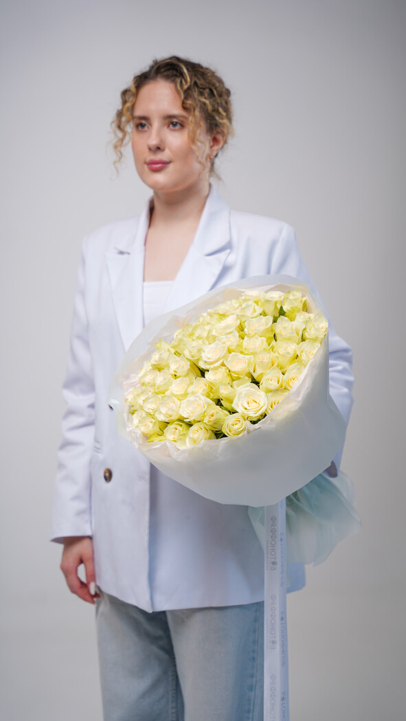 51 белая роза в оформлении №35