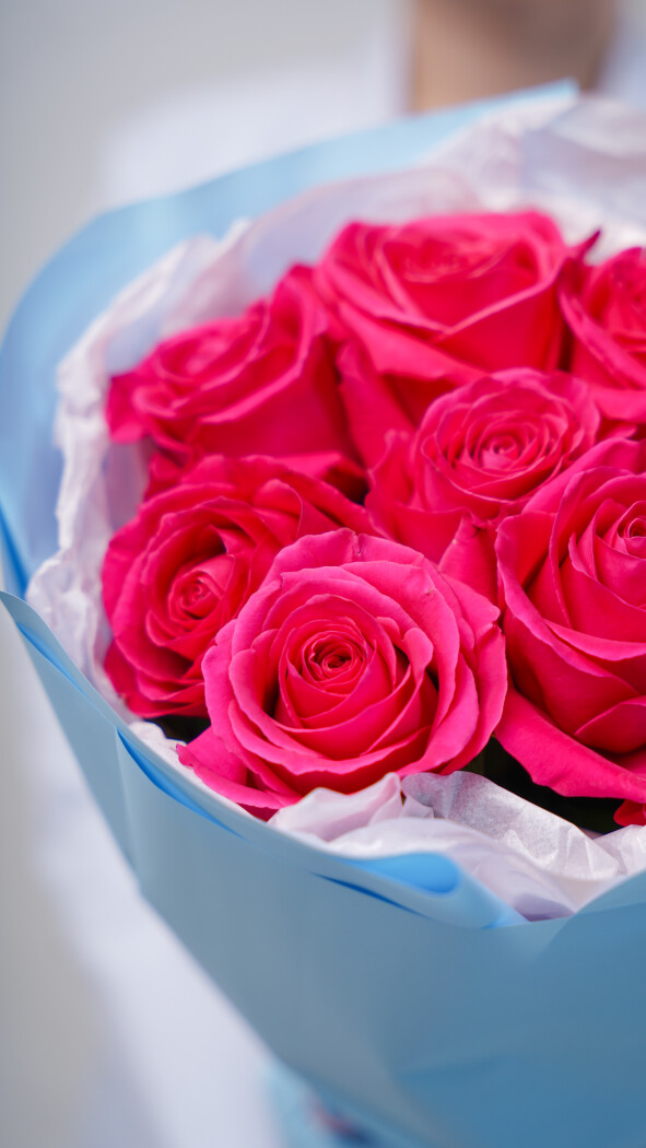 9 малиновых роз в оформлении №65