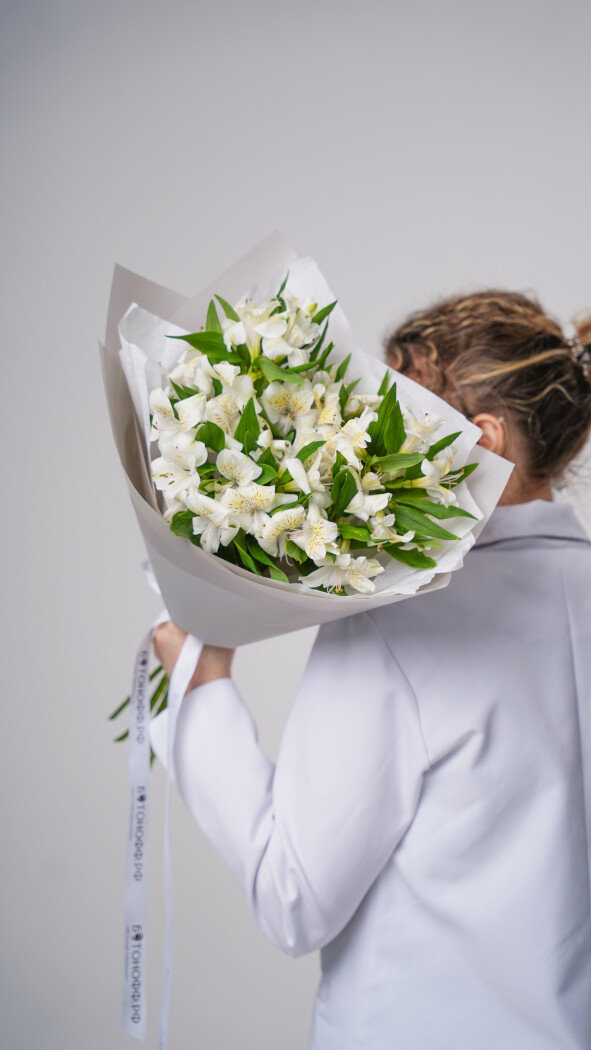 9 белых альстромерий в оформлении №89
