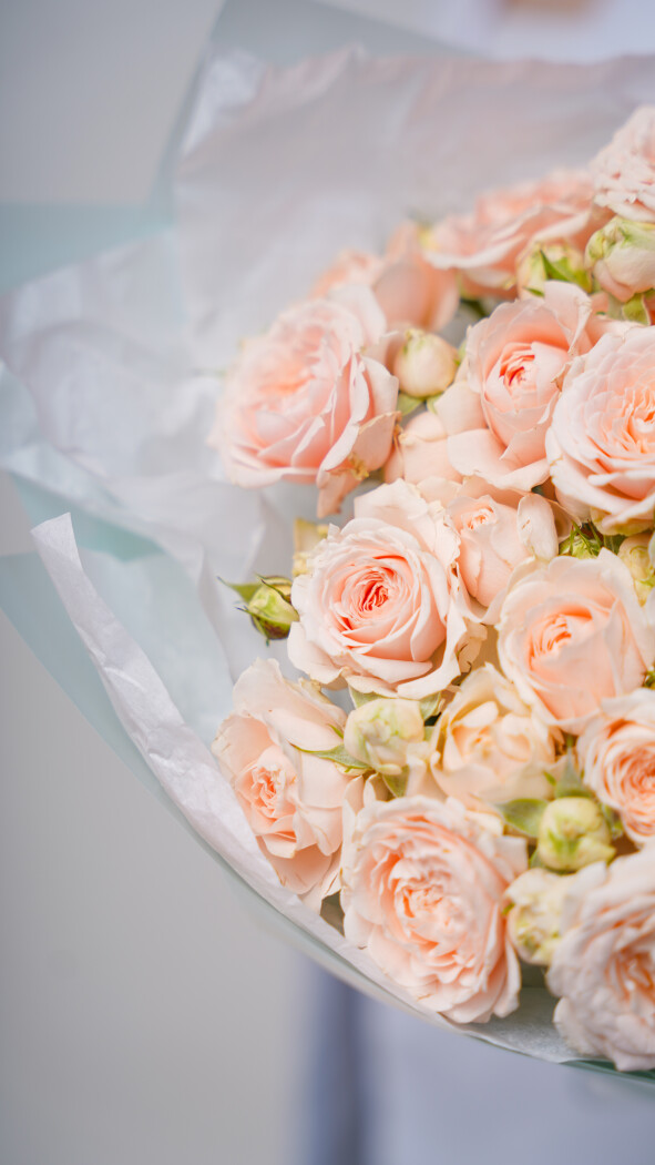 5 персиковых кустовых роз в оформлении №13