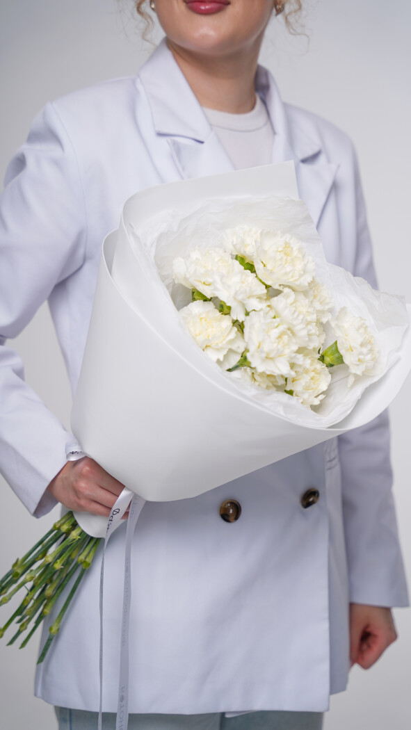 15 белых диантусов в оформлении №103