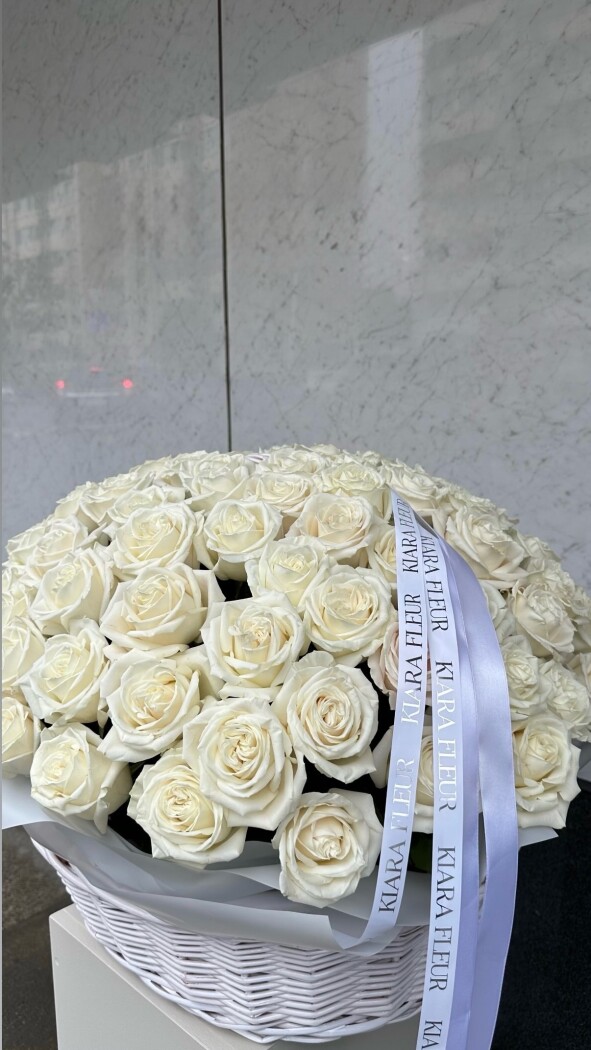 Композиция из 101 белой розы сорта Blanca в плетеной корзине
