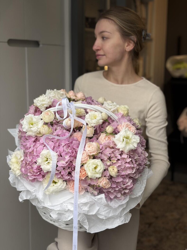 Нежная корзина на розовой гортензии