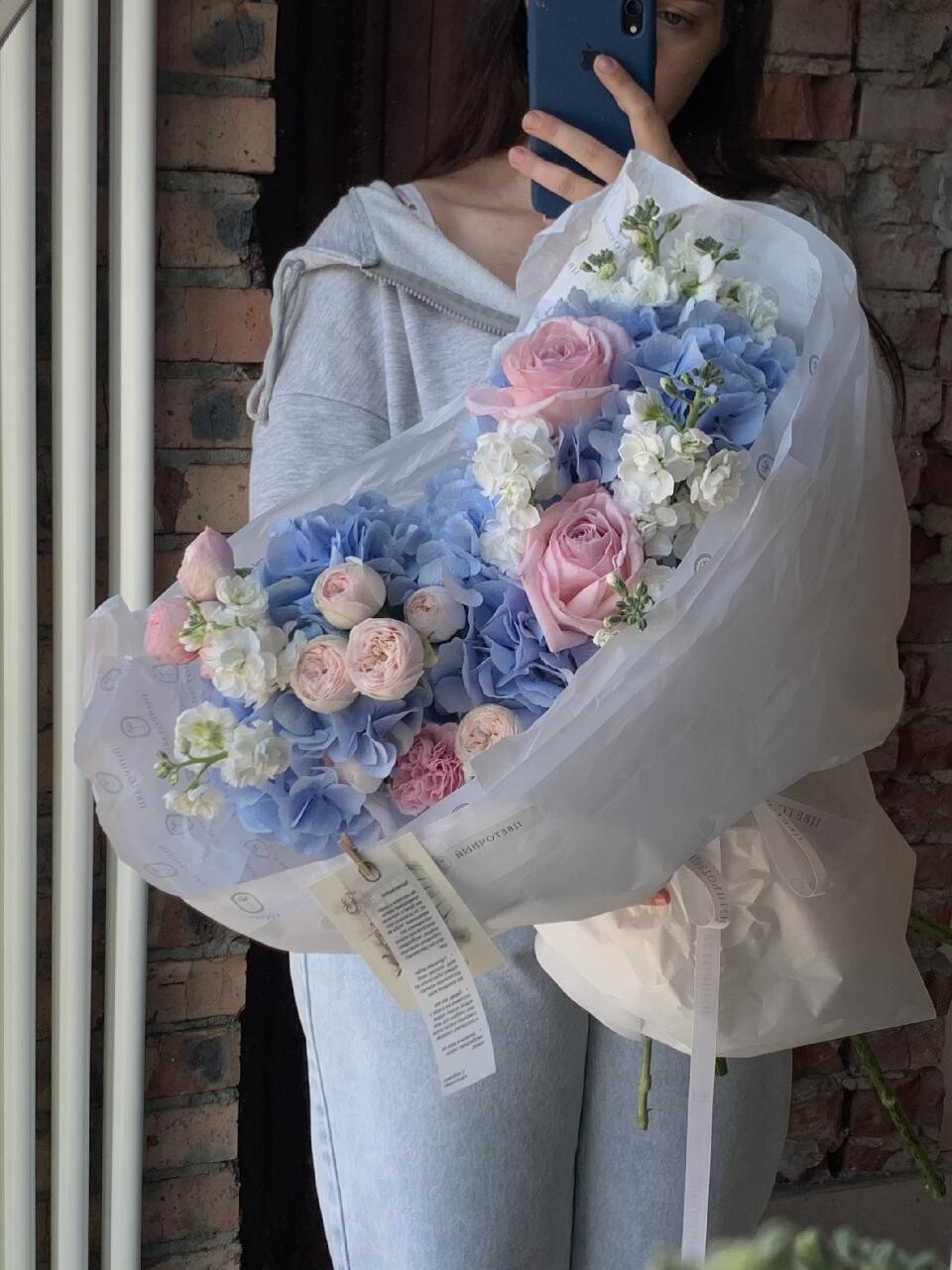 Раскидистый на голубой гортензии с ароматной маттиолой и розой