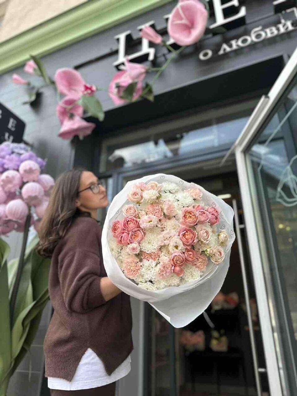 Нежный букет на хризантеме с кустовыми розами