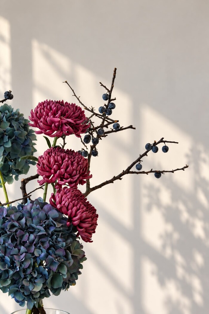 Вертикальный на темной гортензии с терном и хризантемой бигуди