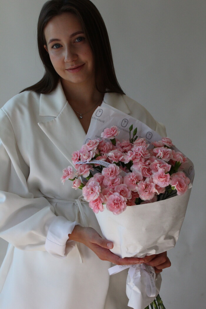 Охапка нежно-розовых кустовых гвоздик 19шт