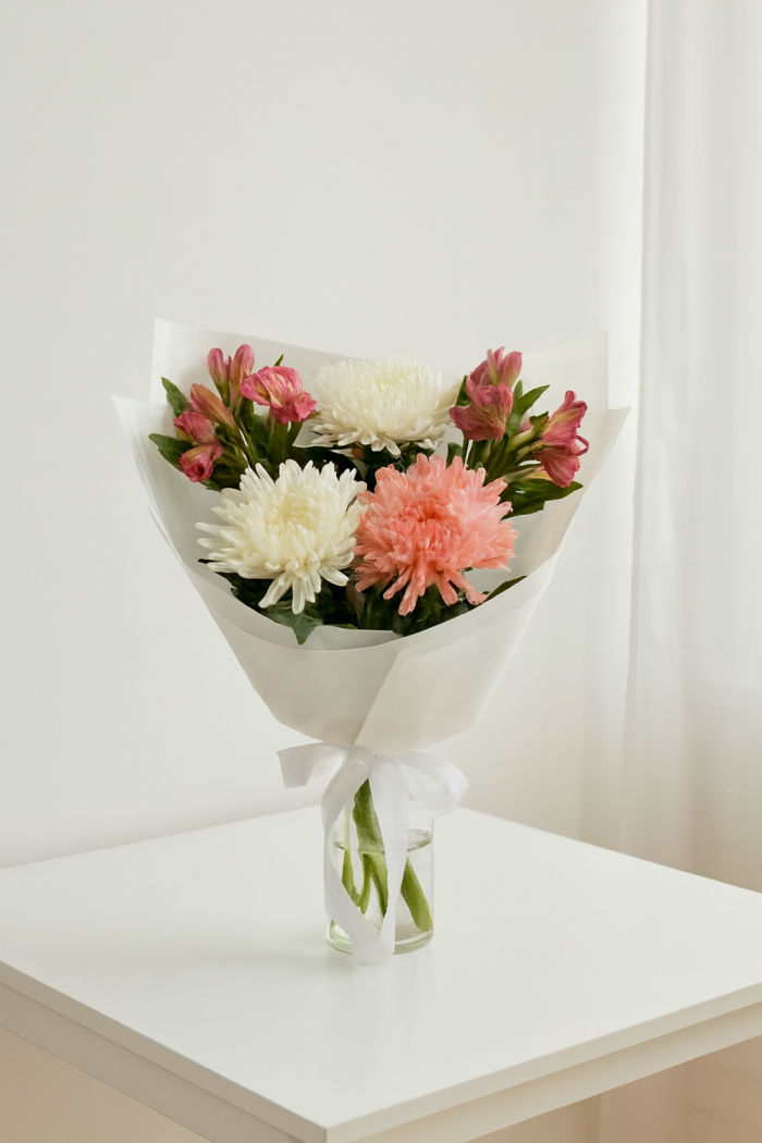 Букет из одноголовых хризантем и альстромерий