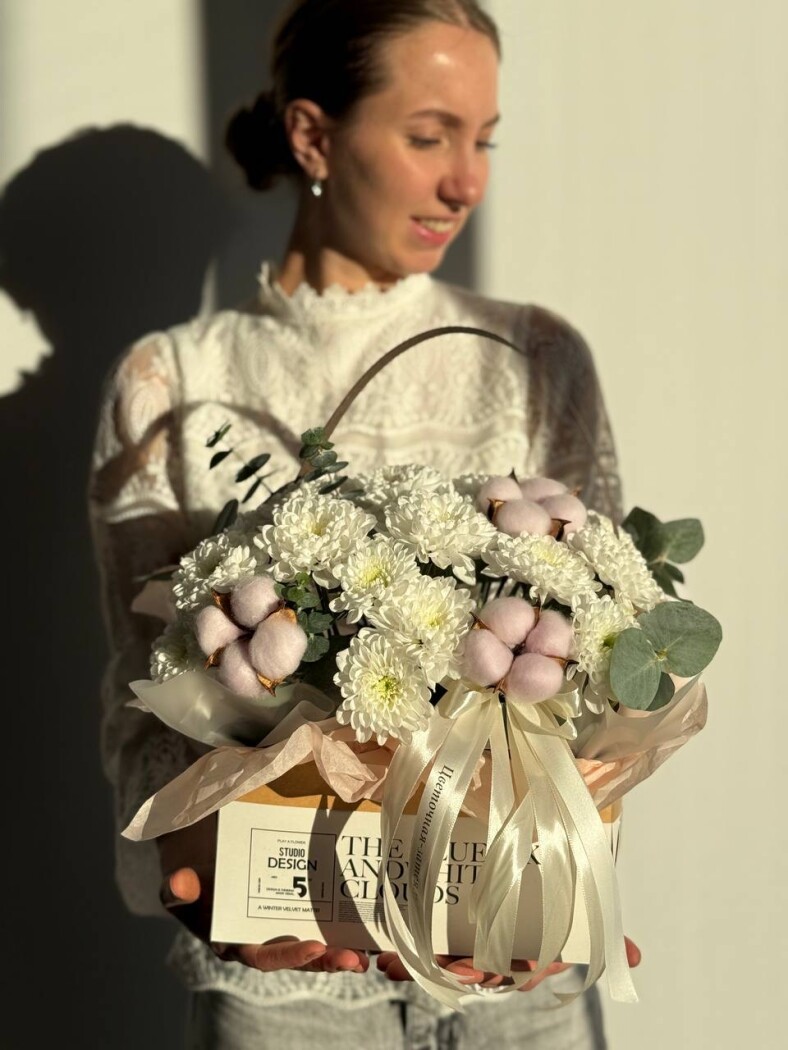 Композиция в сумочке из хризантем. Хлопка и эвкалипта