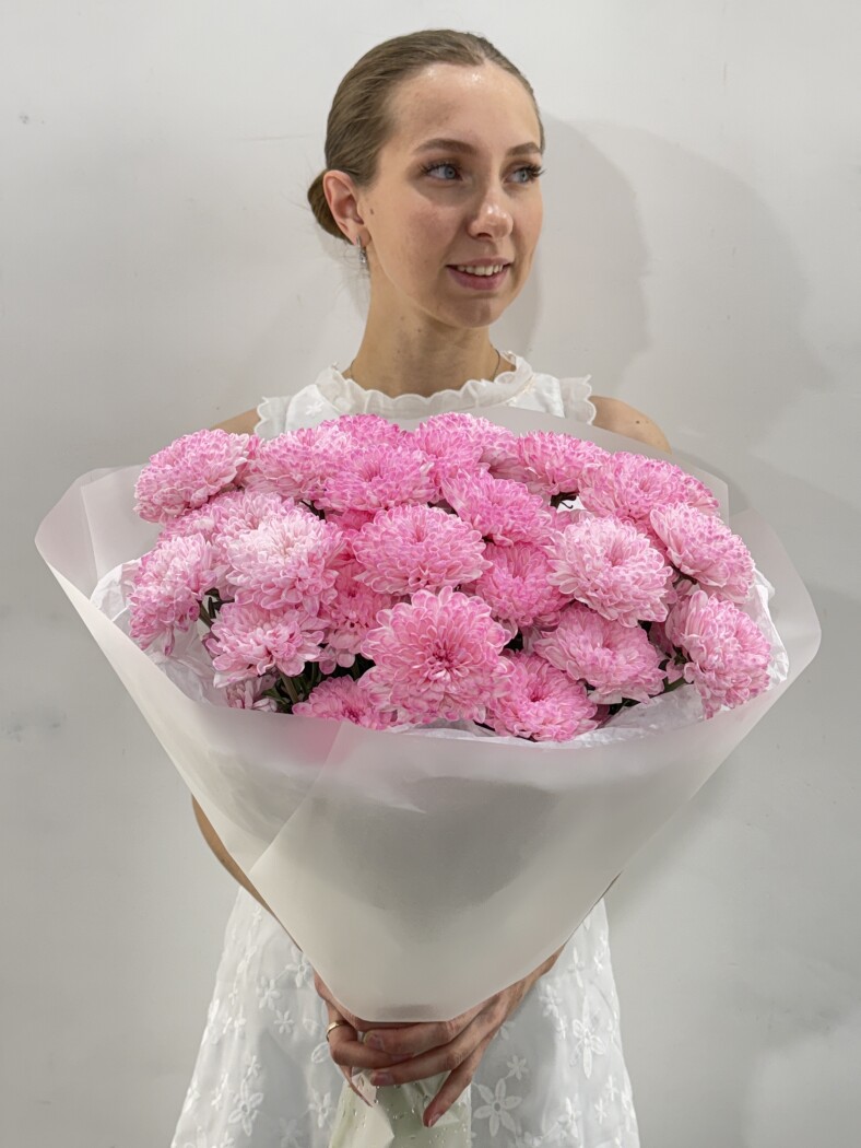 Букет из 7 веток  кустовой розовой хризантемы