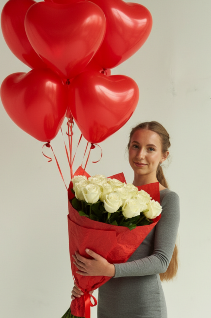 Сетт из букета из 25 белых роз и 7 Шаров красных сердец