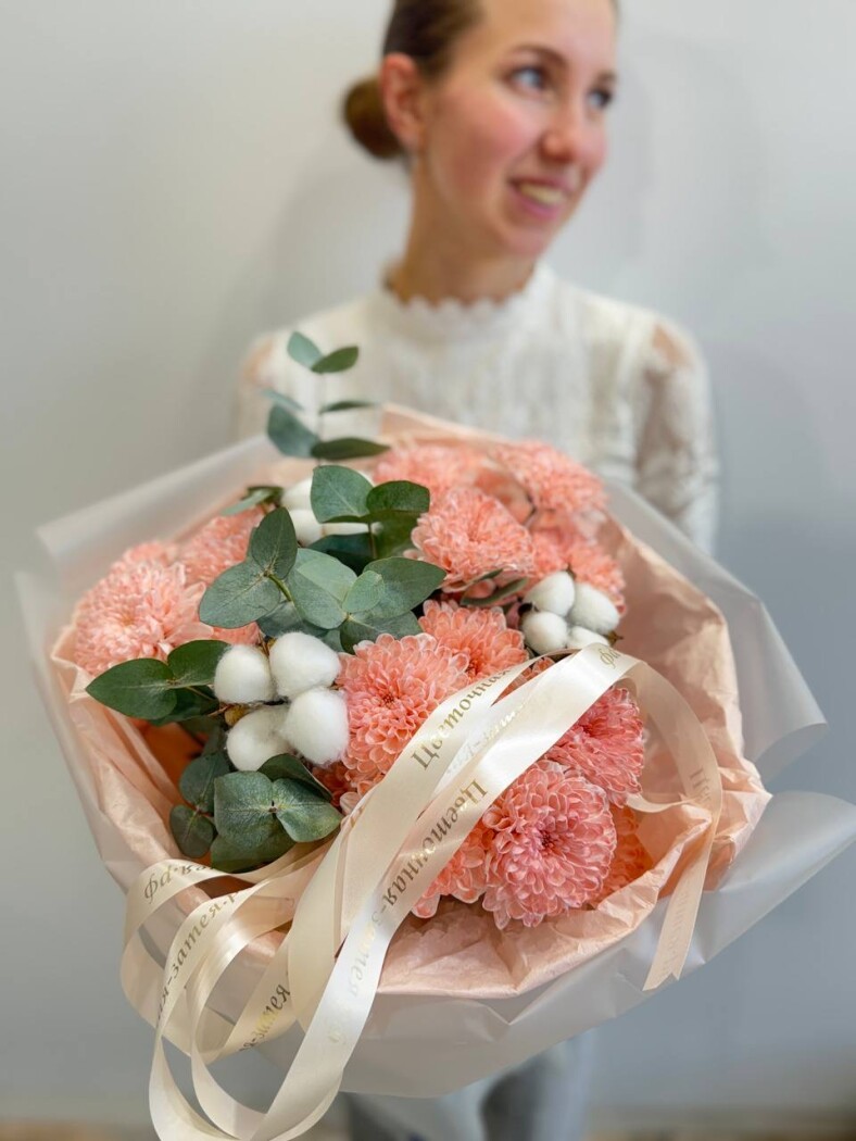 Букет из хризантем, хлопка, эвкалипта