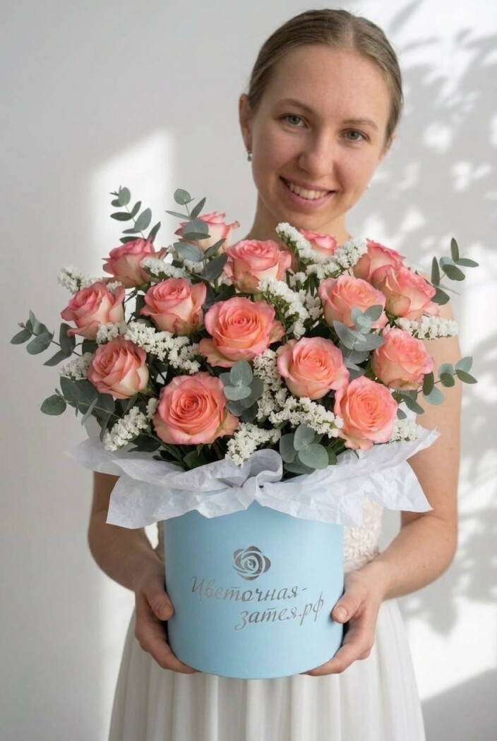 Композиция из 15 роз эвкалипта и статицы