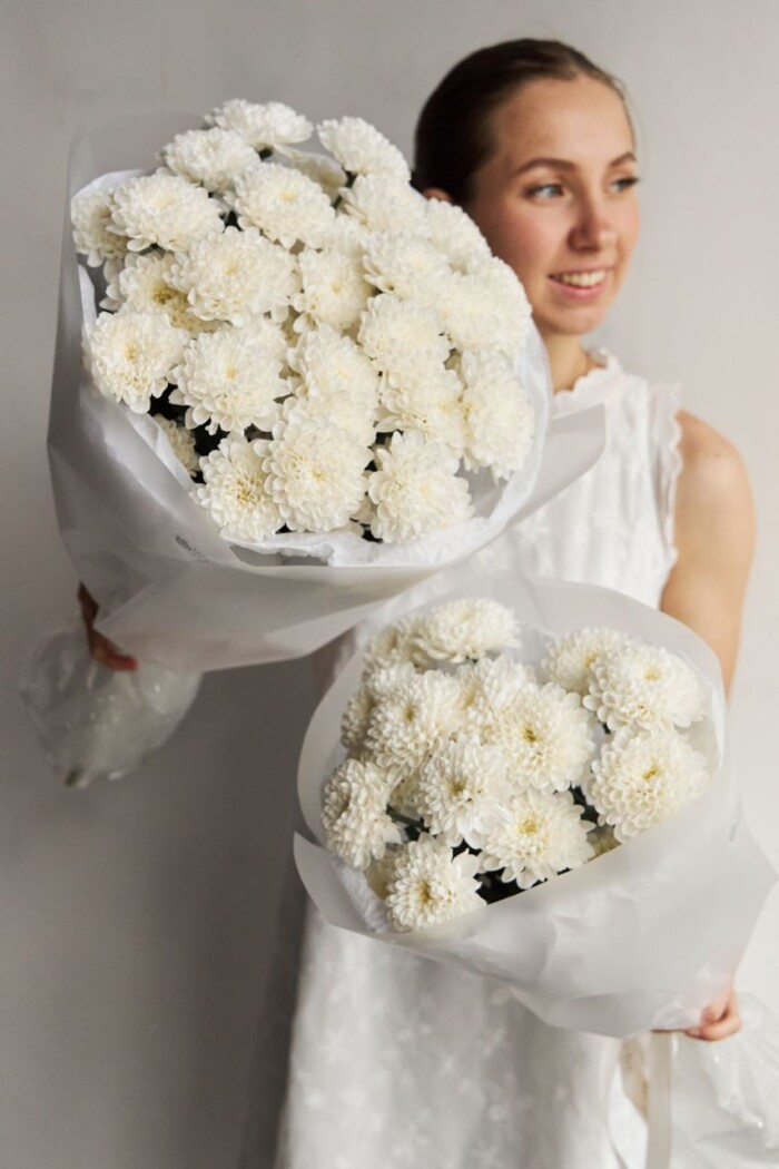 Букет из 7 веток кустовых белых хриантем