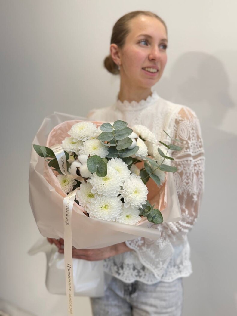 Букет из хризантем, хлопка, эвкалипта